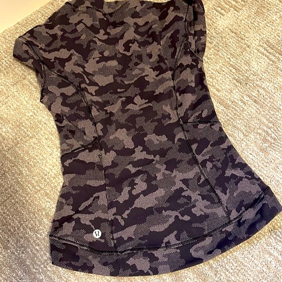 Lulu long sleeve, slim fit camo print, size 4 - Picture 4 of 4